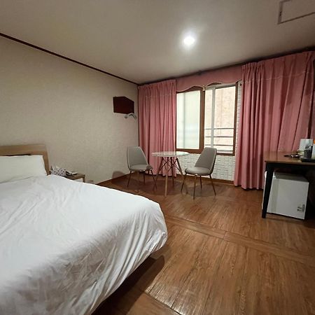 Oreum Motel Jeju Buitenkant foto