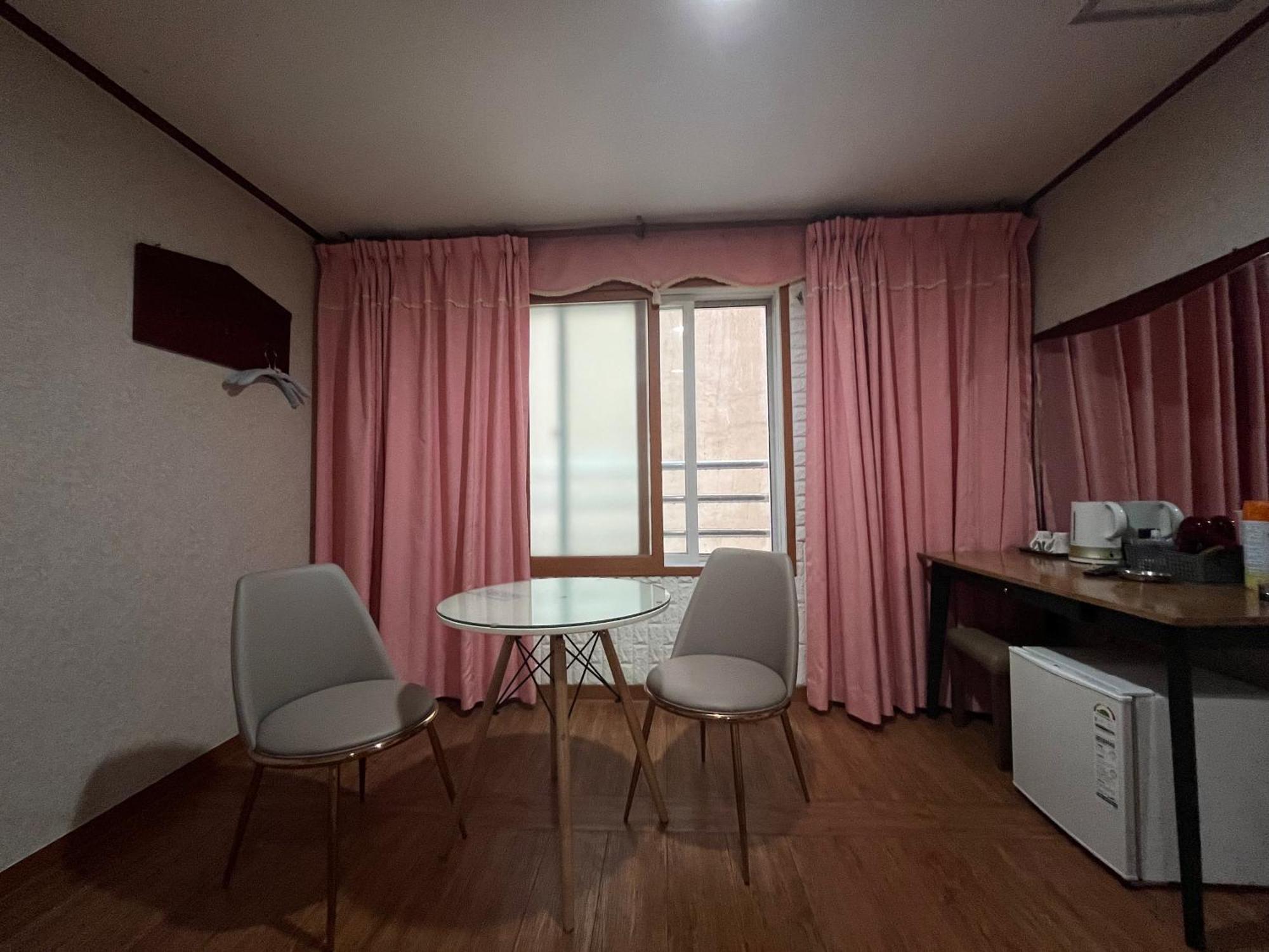 Oreum Motel Jeju Buitenkant foto
