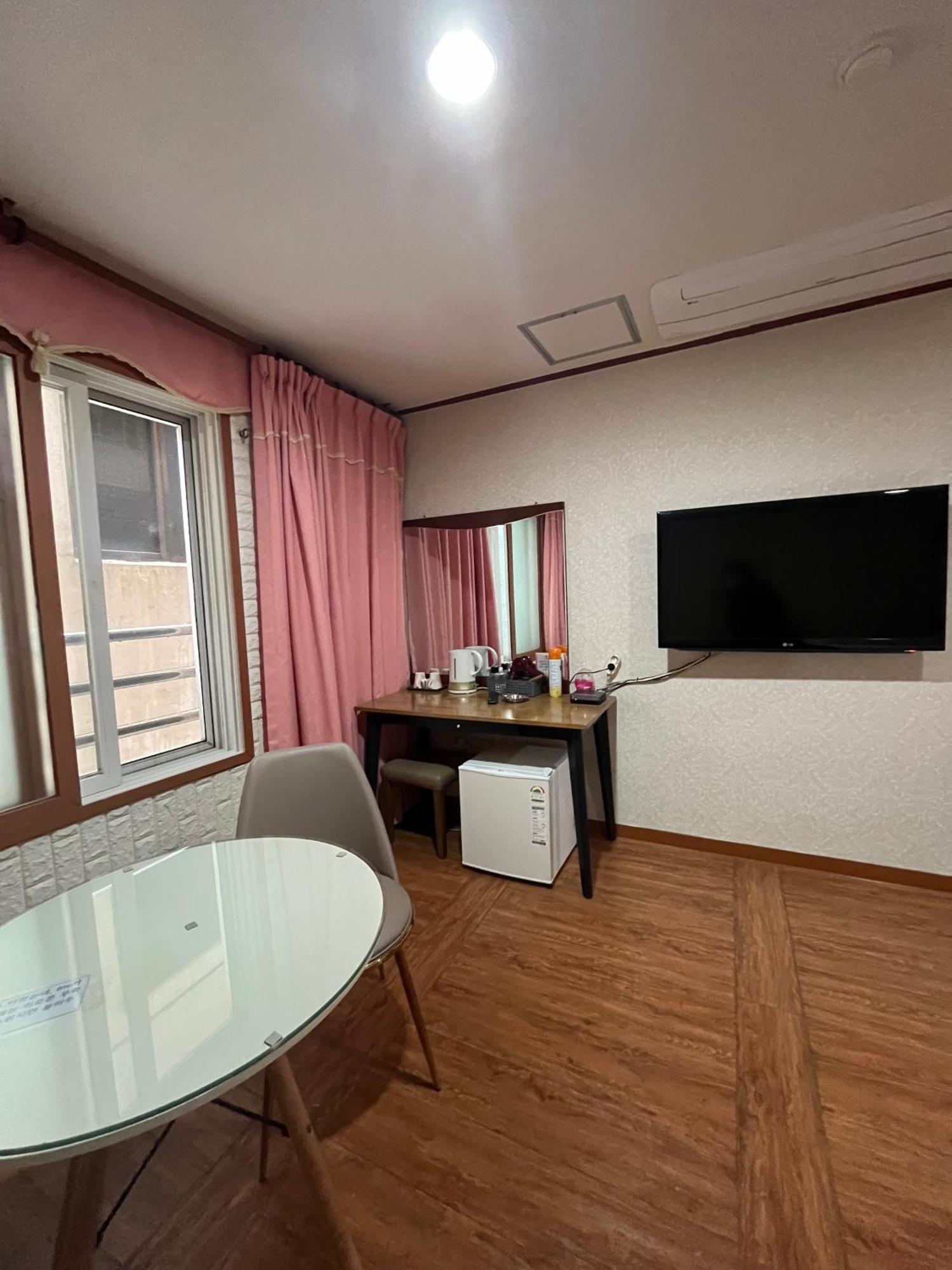 Oreum Motel Jeju Buitenkant foto