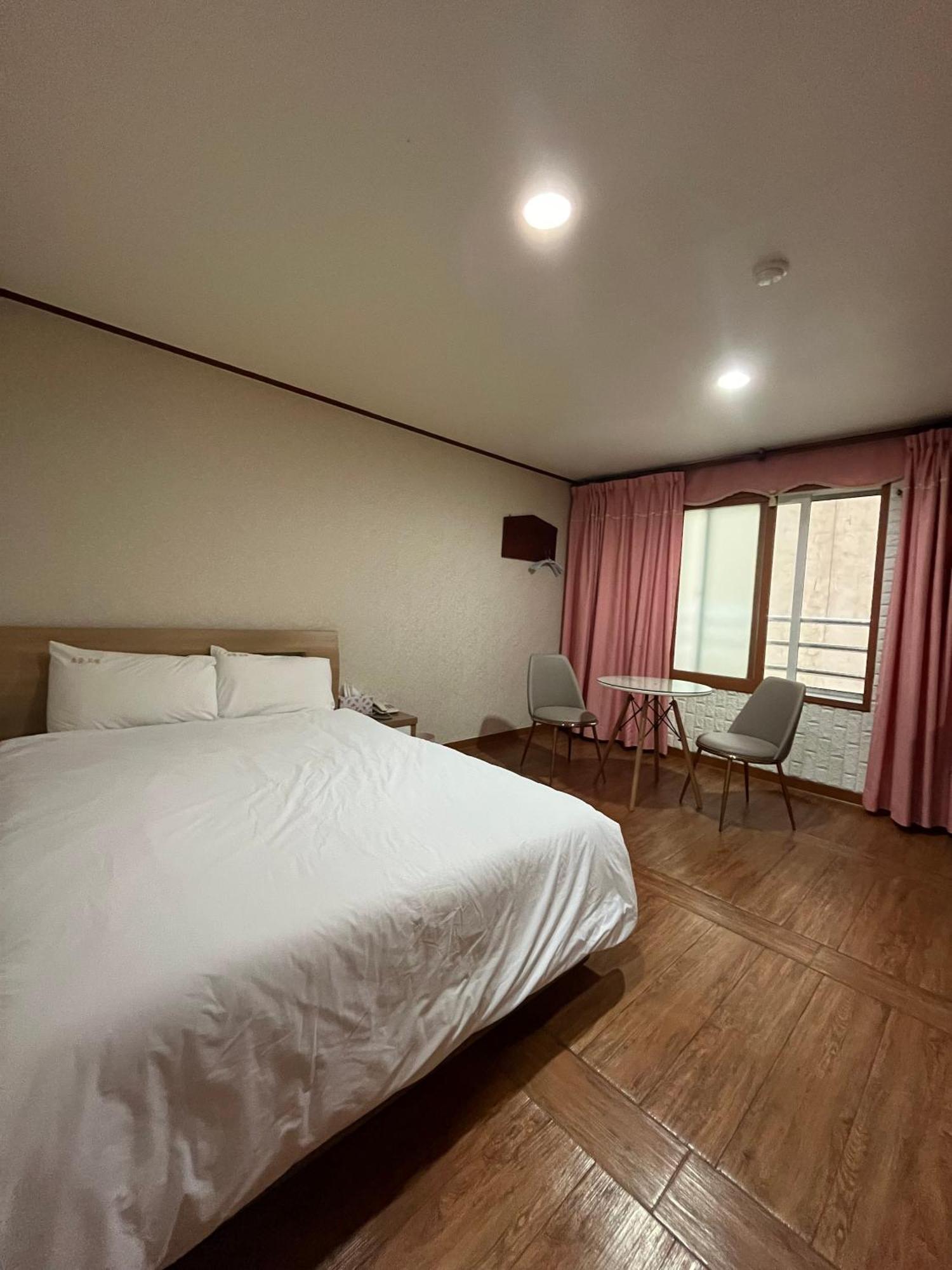 Oreum Motel Jeju Buitenkant foto