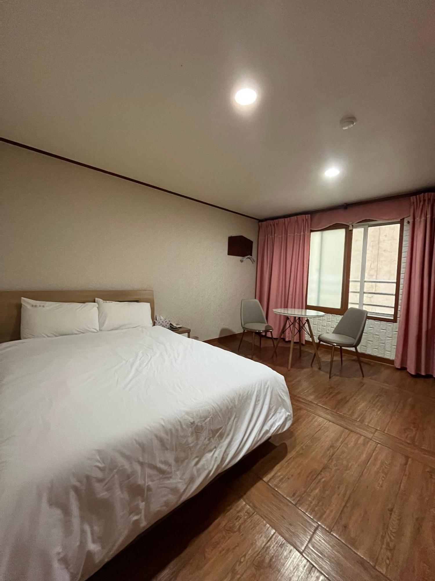 Oreum Motel Jeju Buitenkant foto