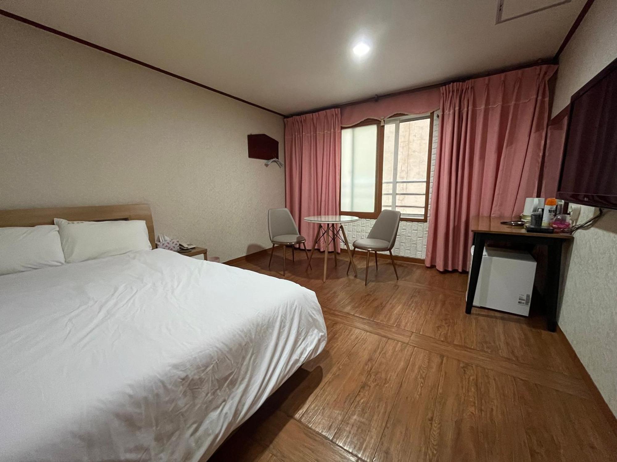 Oreum Motel Jeju Buitenkant foto