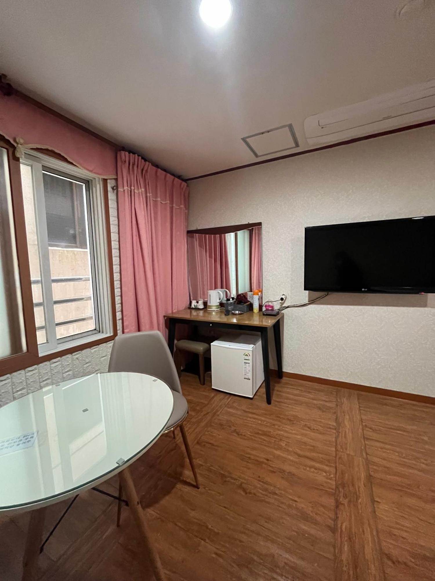 Oreum Motel Jeju Buitenkant foto