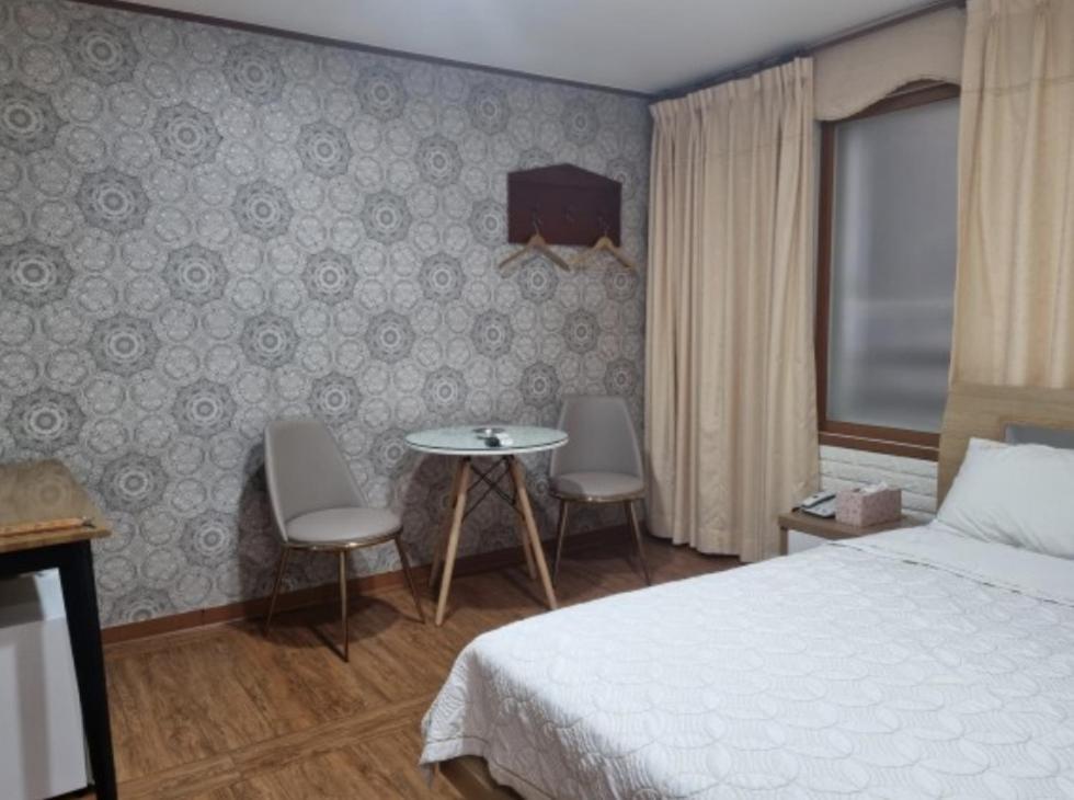 Oreum Motel Jeju Buitenkant foto